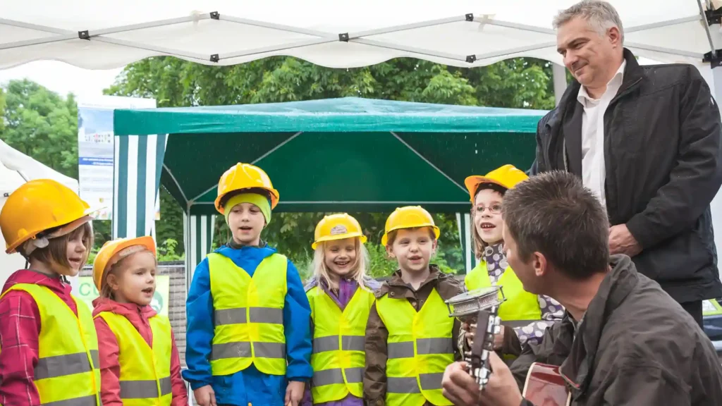 Kita Flughörnchen, Spatenstich, Kindergruppe